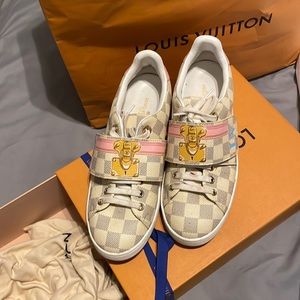 Louis Vuitton sneakers 36.5 comes with box